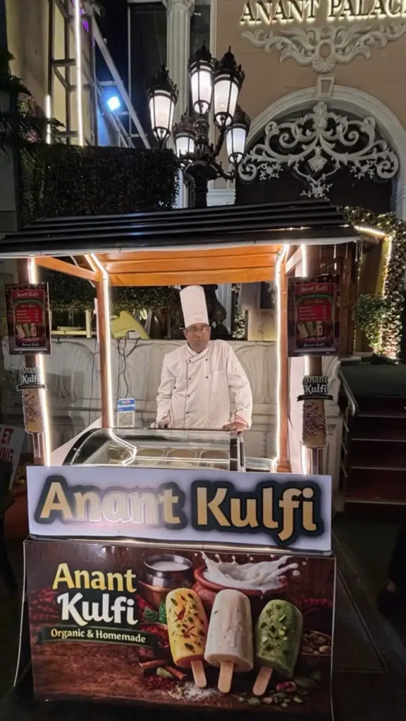 anant-kulfi-stall-outside-hotel